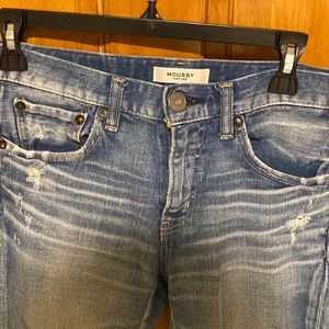 MOUSSY Jeans size 26 in light blue distressed.